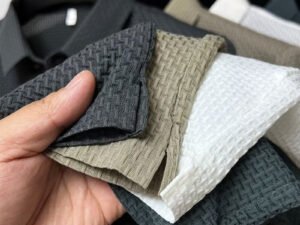 Camisa POLO Sólida con Flores de Hueso – Versatilidad y Estilo para el Hombre Moderno